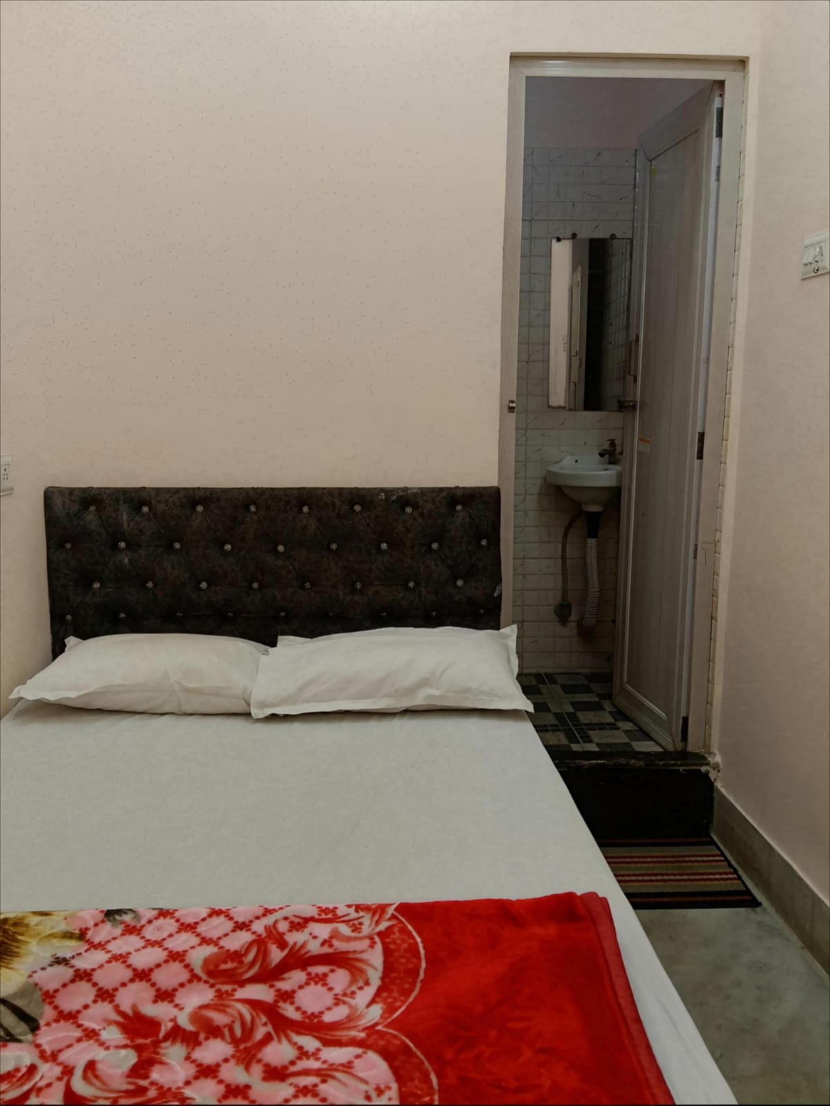 Standard Compact Double Bed Room at Saba Guest House Kolkata photo 2