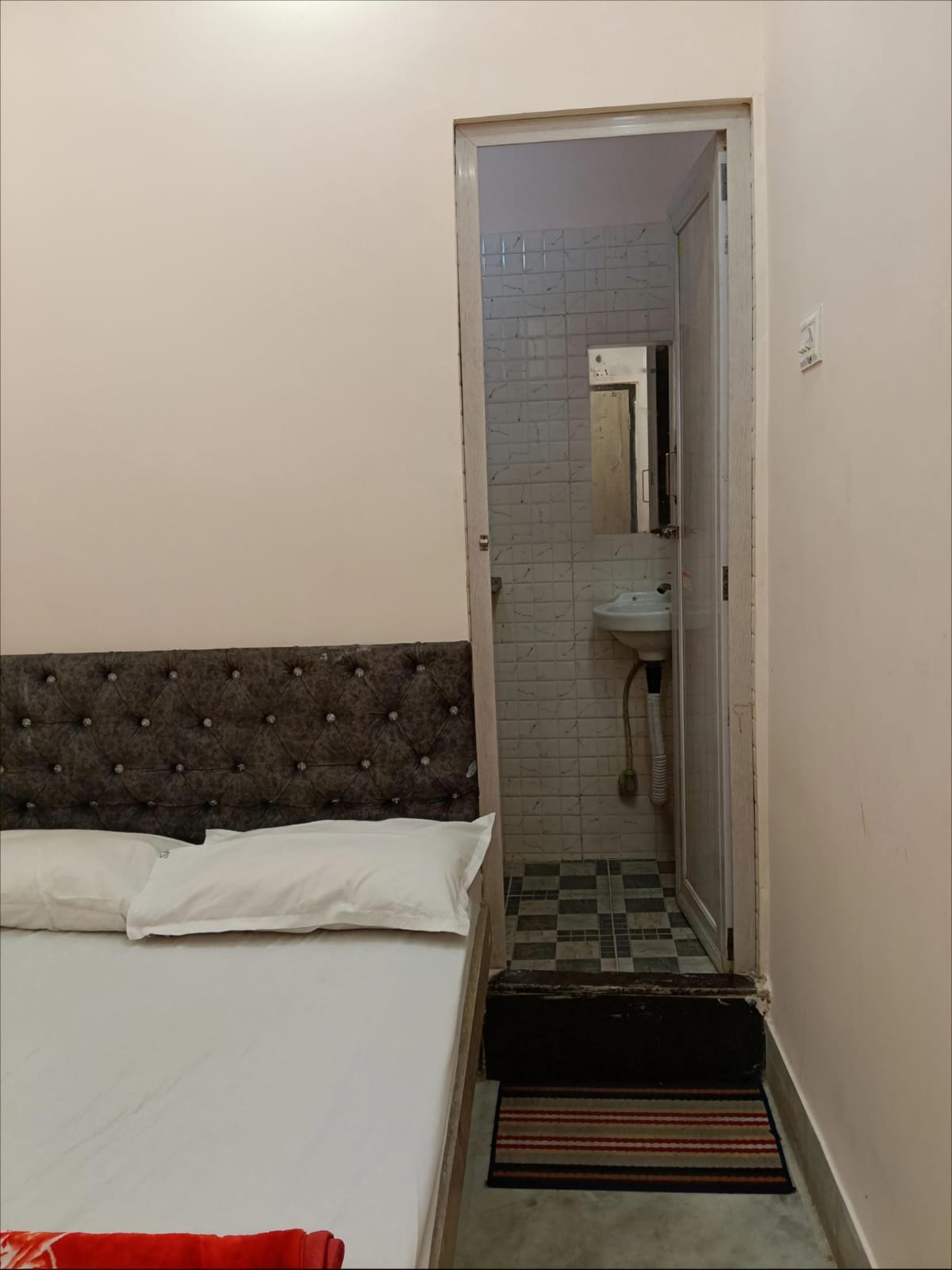 Standard Compact Double Bed Room at Saba Guest House Kolkata photo 5
