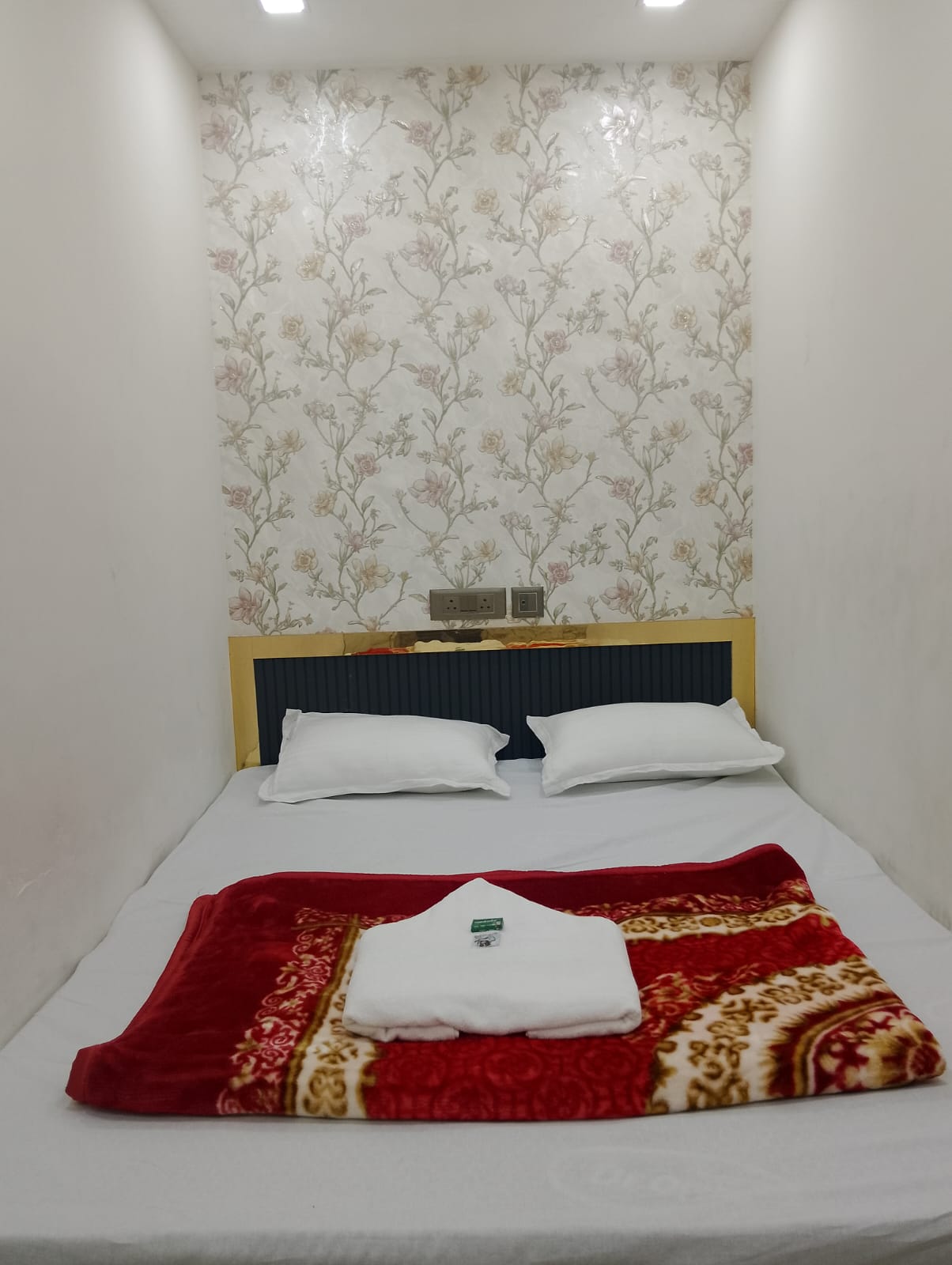 AC and Non-AC Double Bed Room at Saba Guest House near Park Street Kolkata photo 13