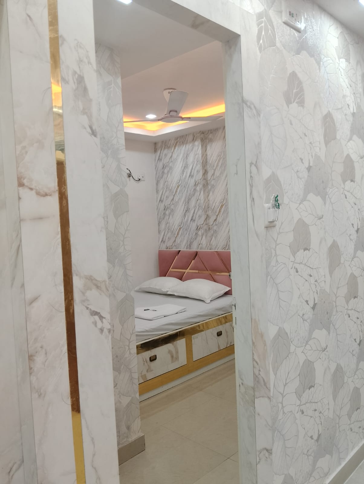 AC and Non-AC Double Bed Room at Saba Guest House near Park Street Kolkata photo 4