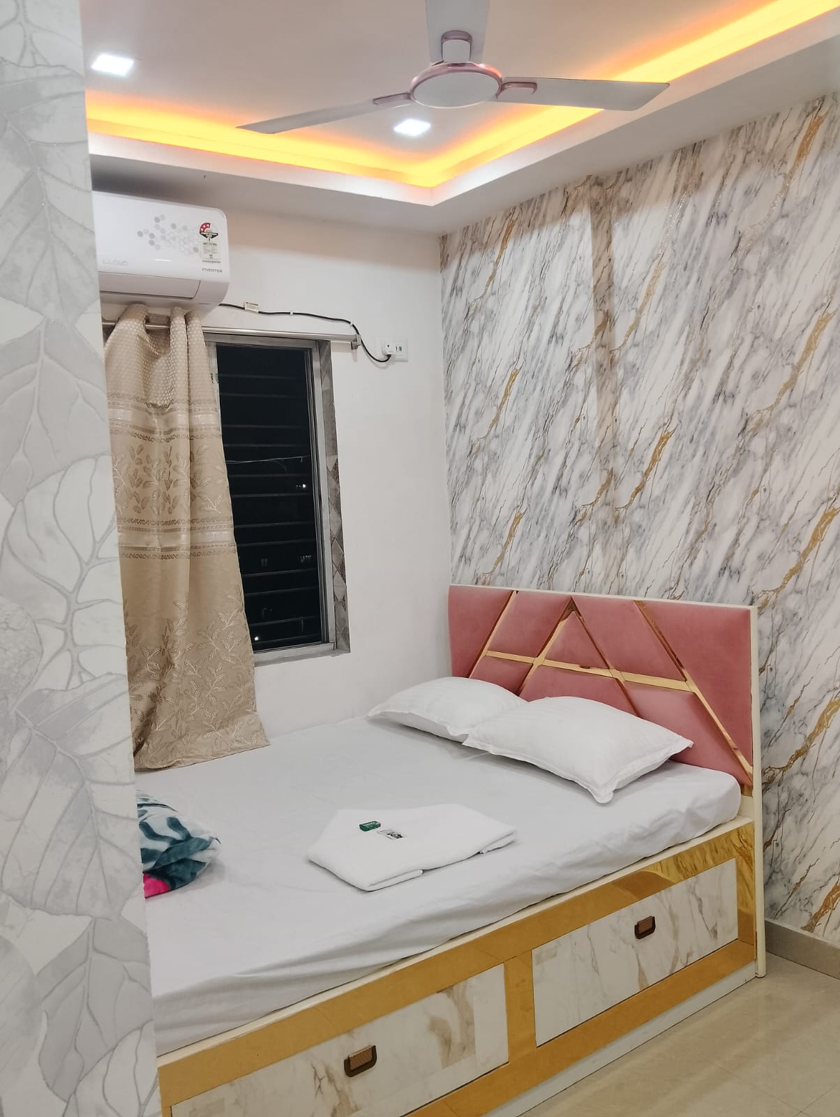 AC and Non-AC Double Bed Room at Saba Guest House near Park Street Kolkata photo 6