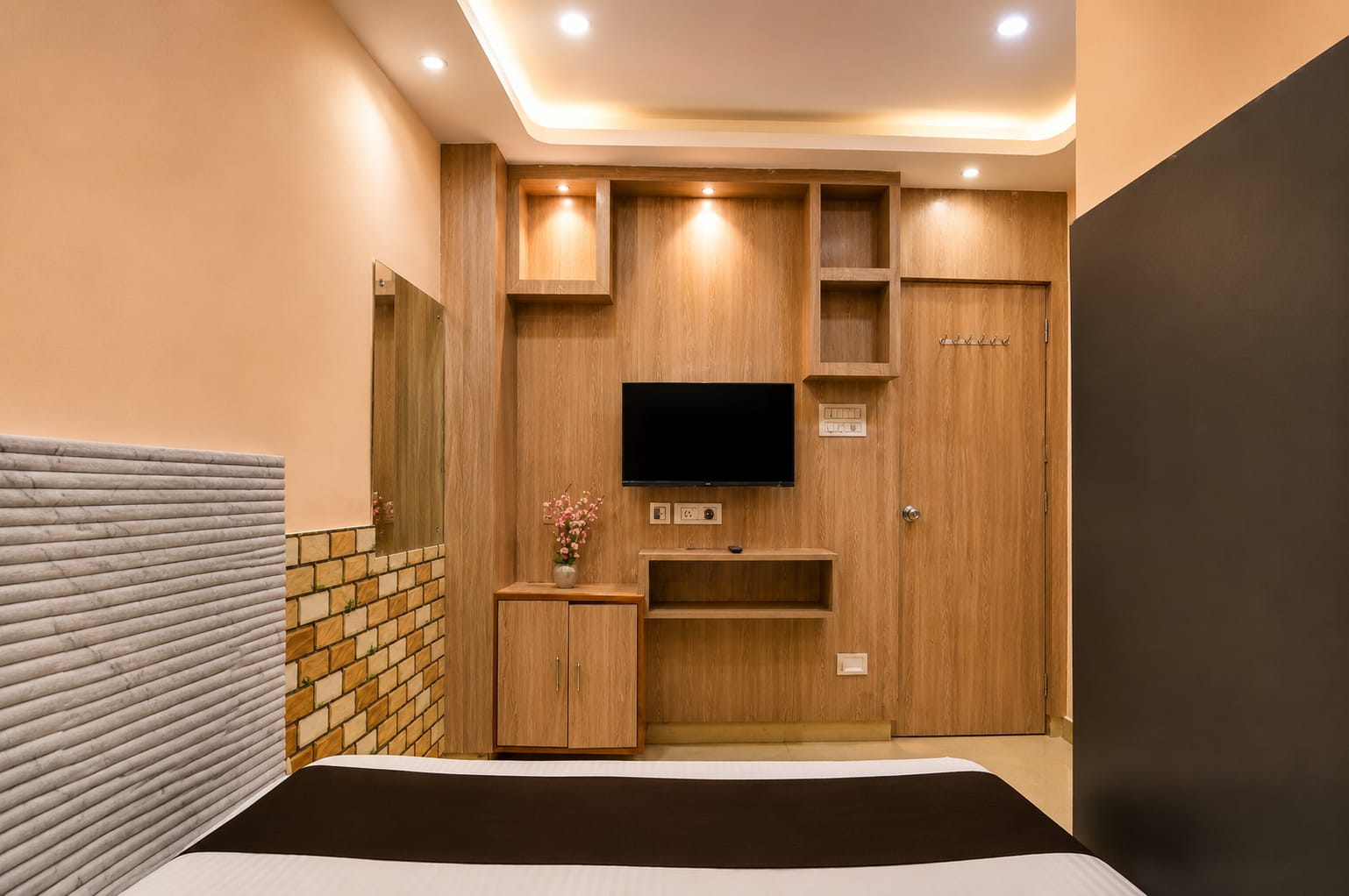 AC Double bed rooms at Saba Guest House near Park Street Kolkata photo 87