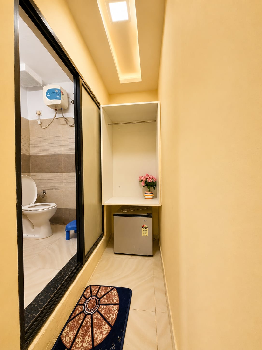 SANA bright room with window